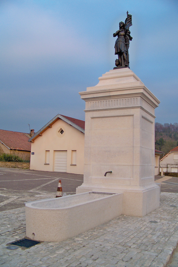 [JPG] fontaine-Jeanne-d'Arc_Epeugney_8341_600